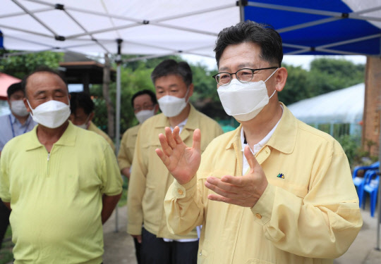 김현수 농식품부 장관(오른쪽)이 1일 경기 포천시에 위치한 육계 사육농장을 방문해 기상이변에 따른 축산 농가 피해와 축산물 수급 현황 등을 점검하고 있다.  농식품부 제공